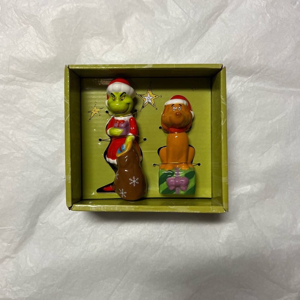 NEW DR.SEUSS MR GRINCH SALT & PEPPER SHAKERS